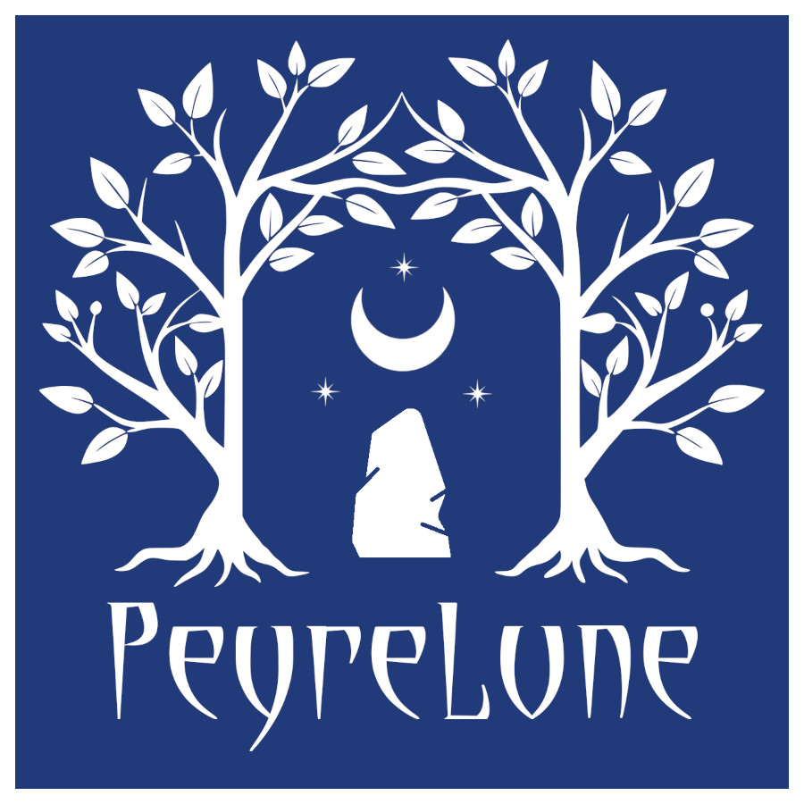 Illustration de Peyrelune - un menhir, des arbres, la lune et trois étoiles en blanc sur fond bleu indigo